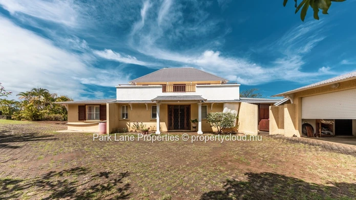 Belle maison au style authentique dans un écrin de verdure avec vue sur le morne