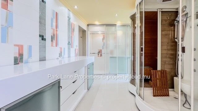 Superbe appartement moderne de 330 m² avec vue imprenable sur la montagne et la mer