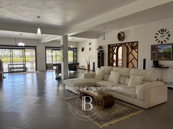 BEAU VALLON - Maison de 493 m² sur terrain de 1 630 m² - 4 chambres