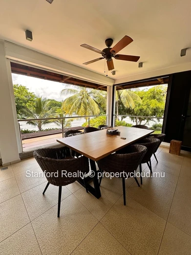 Villa de Luxe de 4 Chambres en Bord de Rivière à Vendre – Tamarin, Ouest