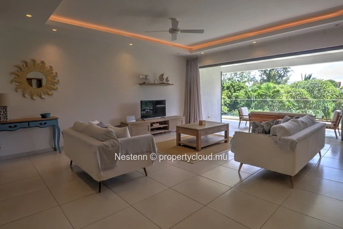 Bright 3-bed apartment with spacious jacuzzi in a residence