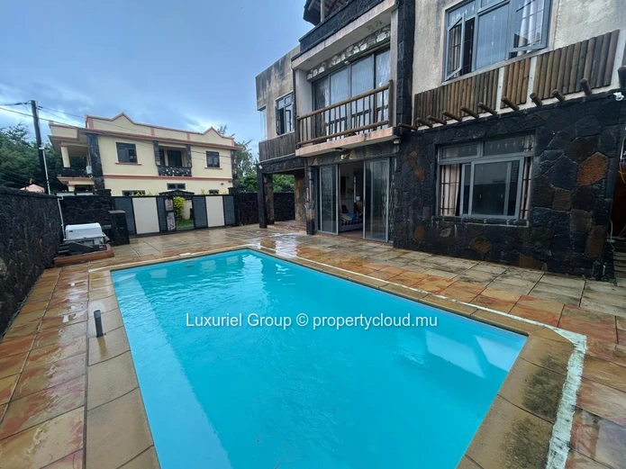 Modern 4-Bedroom Villa with Private Pool in Pereybere