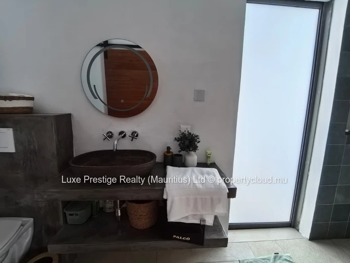Villa neuve 3 chambres en suite à louer à Calodyne | À 350m de la mer | Rs 105,000 négociable