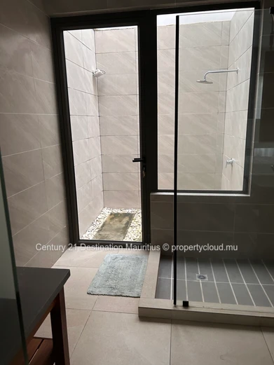 Villa  premium  de 4 chambres en duplex , avec piscine , jardin tropical et prestation de luxe  