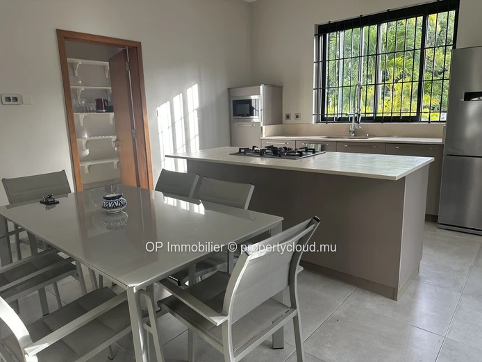 Maison meublée 4 chambres avec piscine à louer à Forêt Daruty