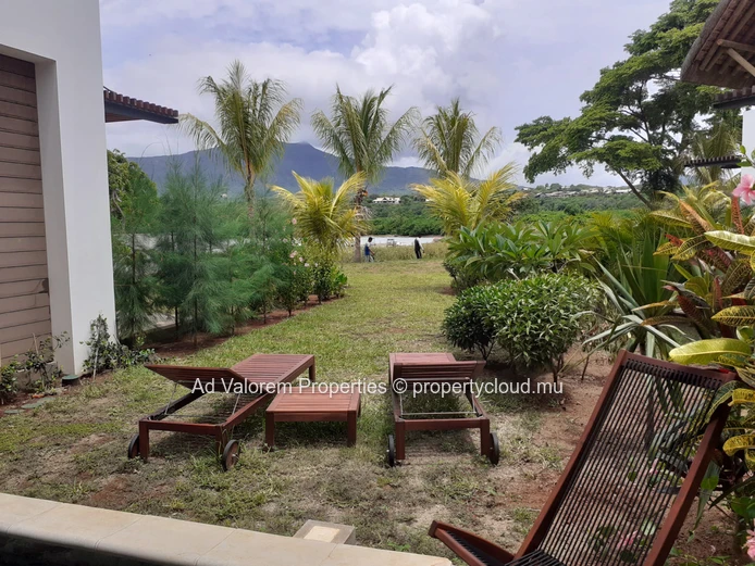 Duplex à louer à Rivière Noire - Black River, 215m², 3 chambres, piscine privée, proche écoles, arrêt de bus, golf, h...