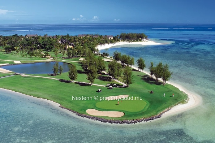 Terrain constructible de 1 640 m² situé dans un domaine d'exception avec Golf 