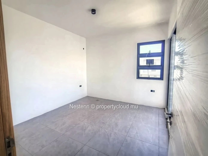 Villa moderne de 4 chambres : intérieur non meublé, cuisine entièrement équipée