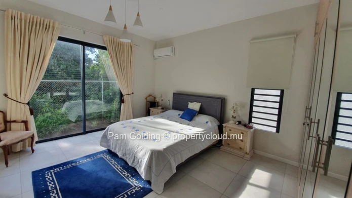 Maison entièrement sécurisée à vendre à Flic en Flac. (Mandat exclusif)