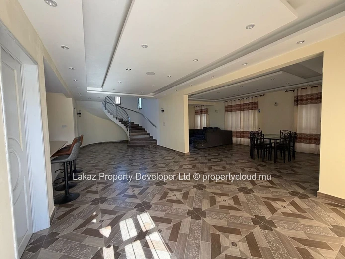 Maison meublée 4 chambres avec piscine à louer à Calodyne