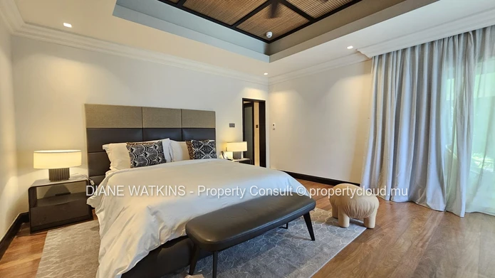 Contemporary Luxury Villa for Sale in Prestigious Golf Estate