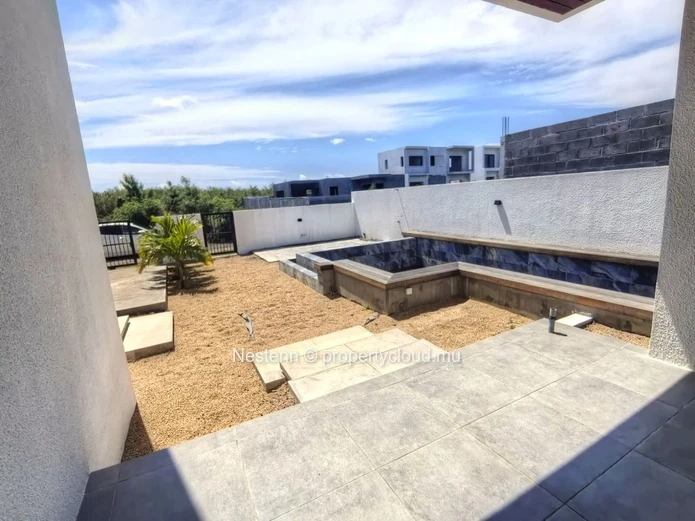 Villa moderne de 4 chambres : intérieur non meublé, cuisine entièrement équipée