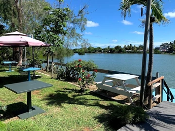 Lake View Commercial and Residential Building of 200m² 
