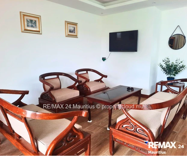 Freshly renovated duplex apartment with common pool, walk to the Public Beach