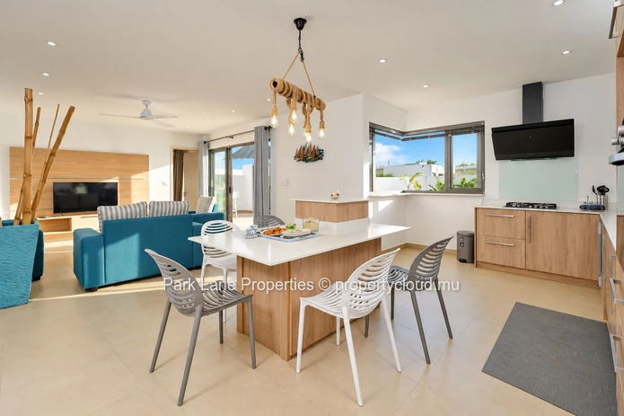 Villa contemporaine avec piscine et charme tropical