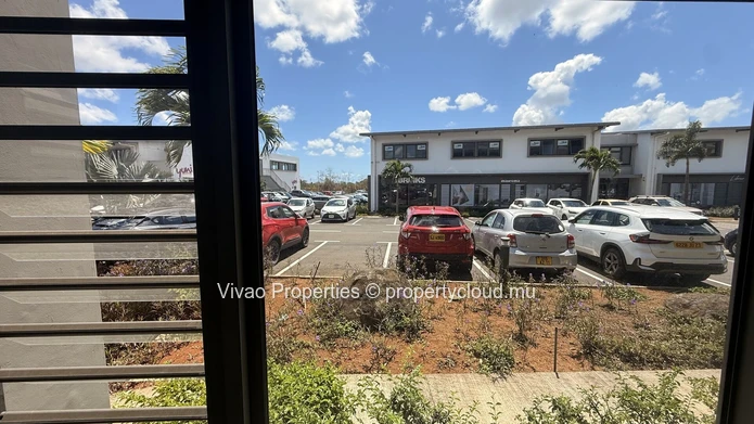 245m² Showroom & Office Commercial Space for Rent in Calebasses – Rs 170,000/month