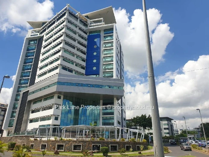 Espace de bureaux stratégiquement positionné au rez-de-chaussée à Ebene