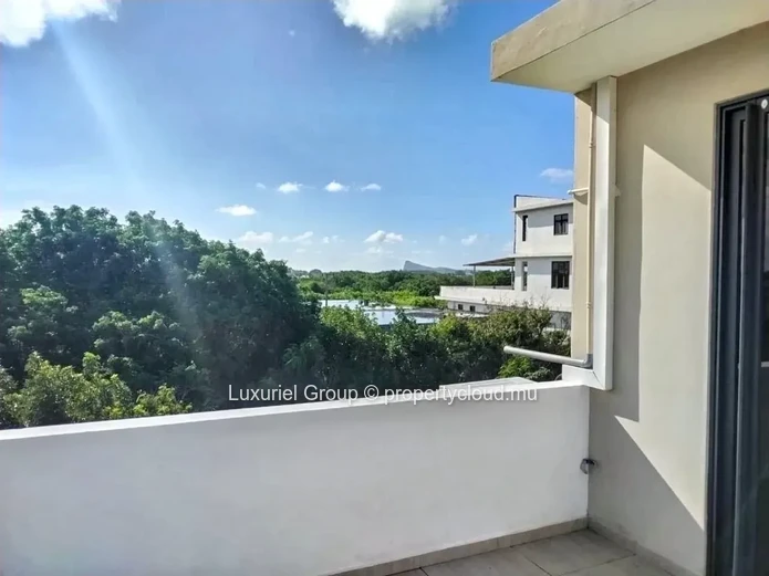 Contemporary Villa with Pool, 4 En-Suite Bedrooms and Terraces 