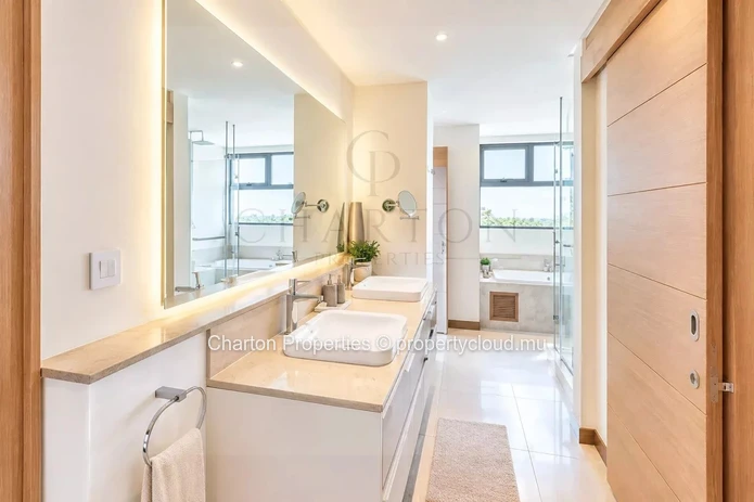 Exceptional 3-bedroom penthouse on the top floor, with golf view in the heart of Mont Choisy
