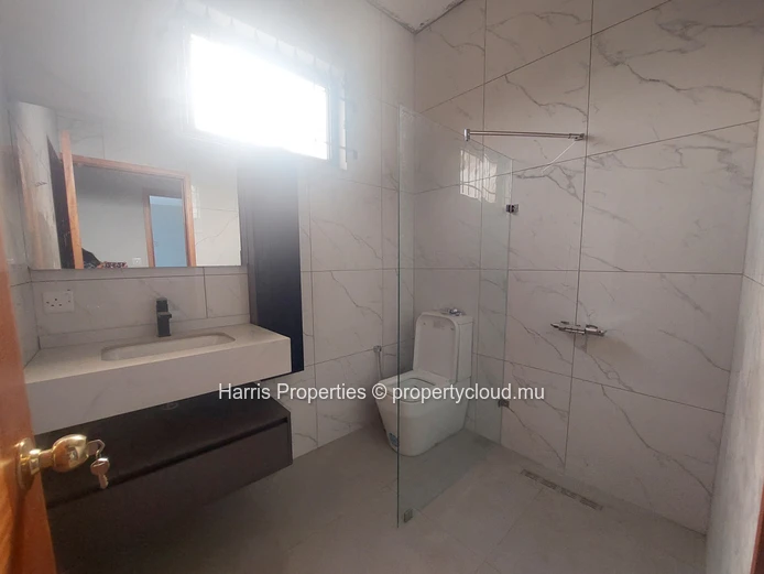 Brand-new modern villa for sale in the heart of Pereybere