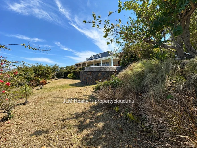Villa d’exception à louer à Rivière Noire, Île Maurice – Vue panoramique sur Le Morne et l’océan