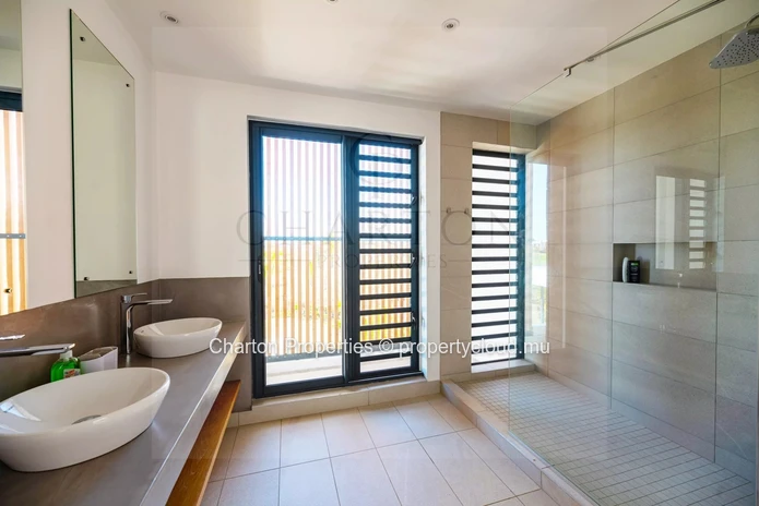 Exceptional 4-bedroom villa facing the golf course with private pool
