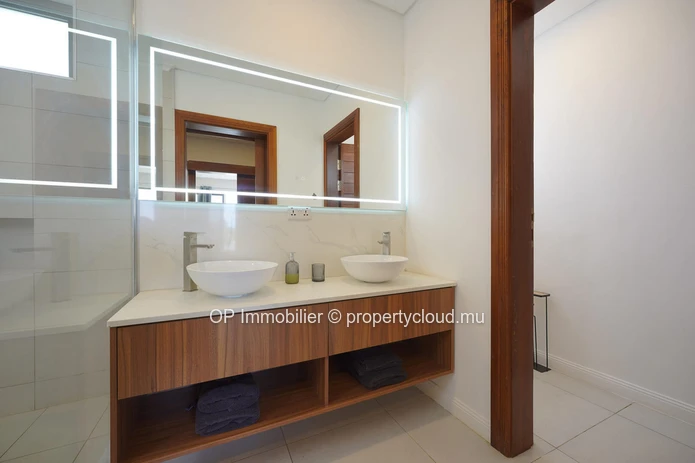 Appartement R+2 à vendre à Pointe aux Canonniers, 167m², 3 chambres, piscine commune, meublé, climatisé, garage, proc...