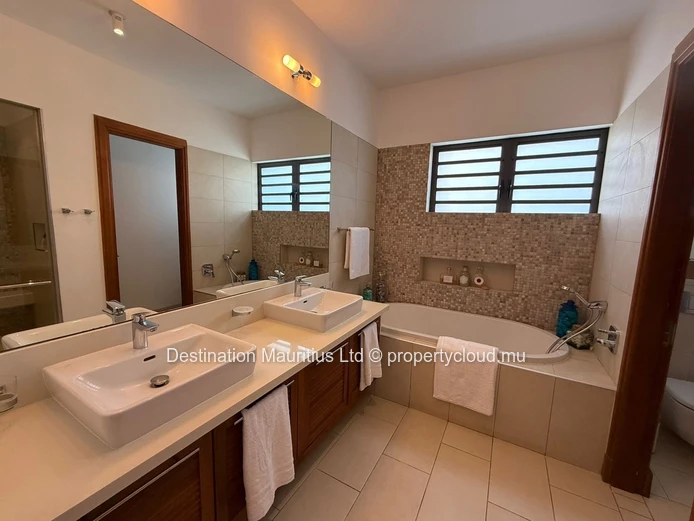 Beachfront Luxury Living with Panoramic Ocean Views
