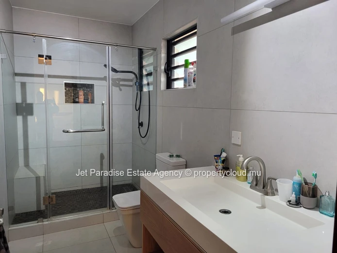 Modern Villa of 4 Bedrooms– Gated Community in Flic en Flac