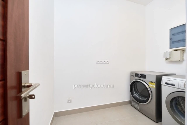 For sale: 2-bedroom apartment accessible to foreigners (R+2) in Pereybere, sold furnished and equipped.