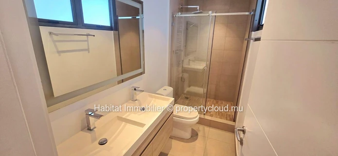 Découvrez ce sublime penthouse pieds dans l'eau de 210 m², entièrement meublé et équipé, situé à Pointe aux Biches. U...