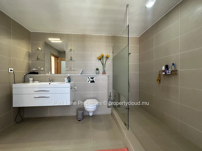 Spacious and modern apartment for Sale in Mon Choisy