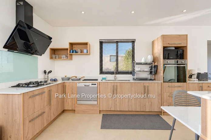 Villa contemporaine avec piscine et charme tropical