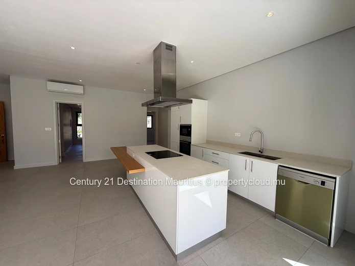 Ground Floor Corner Apartment | La Pointe | Pointe aux Canonniers | 130m²