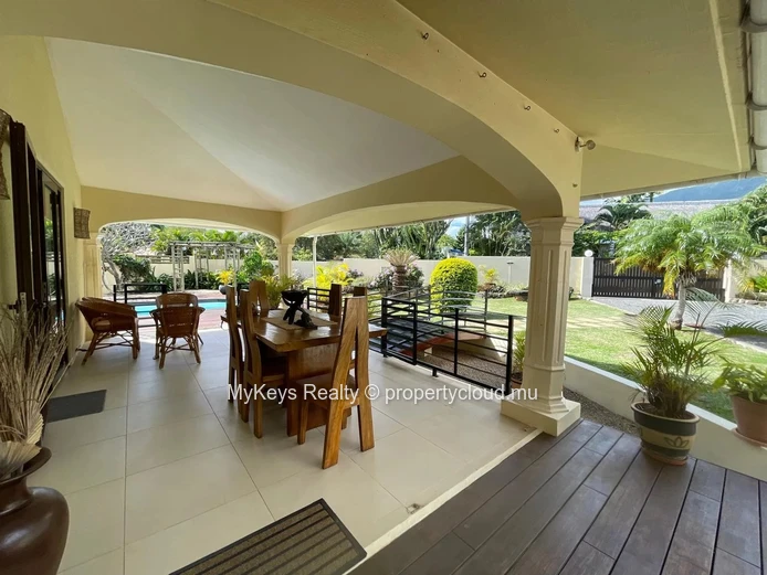 Piscine Privée - Grand Jardin Arboré - Entièrement Meublée - Environnement Paisible