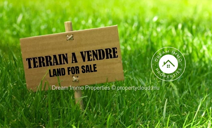 Grand terrain proche mer de 8 400 m² avec projet de permis et projet validé à Trou aux Biches – Ile Maurice
