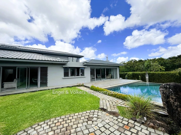 Luxury 4 bedroom Villa with garden and swimming pool for rent in Moka