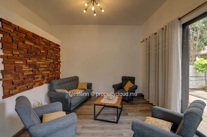 Charmante maison au rez-de-chaussée avec espace jardin – Proche du pont SAJ