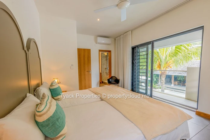 Villa de Luxe à Rivière Noire – 4 Chambres, Piscine et Services Hôteliers