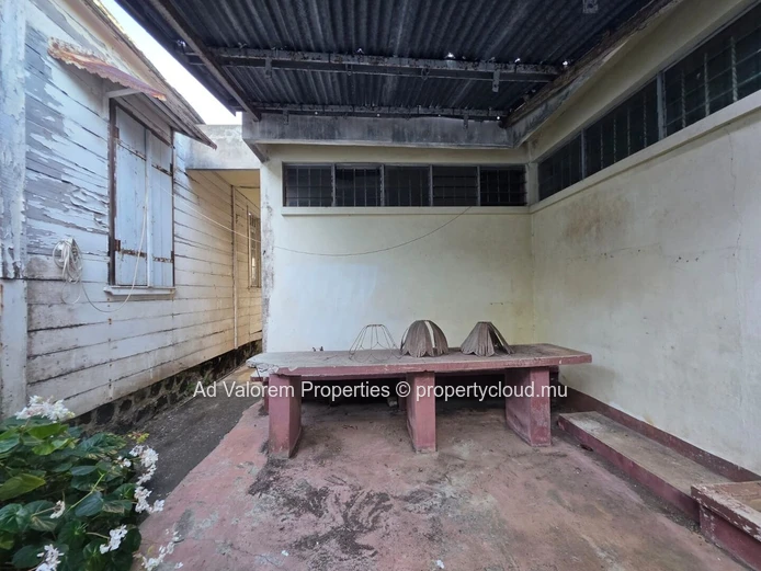 Terrain de 818 m² à vendre – Très bien situé à Quatre Bornes!