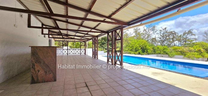 Unfurnished house of 290m² on a leasehold land of 680 toises with private access to the sea  at Poste Lafayette