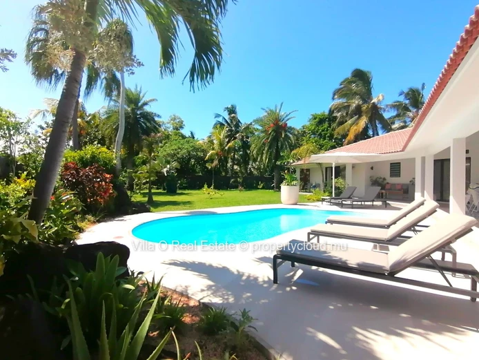 Sublime villa complètement rénovée, a multiples ouverture sur une très grande terrasse et sa jolie piscine, vue sur u...