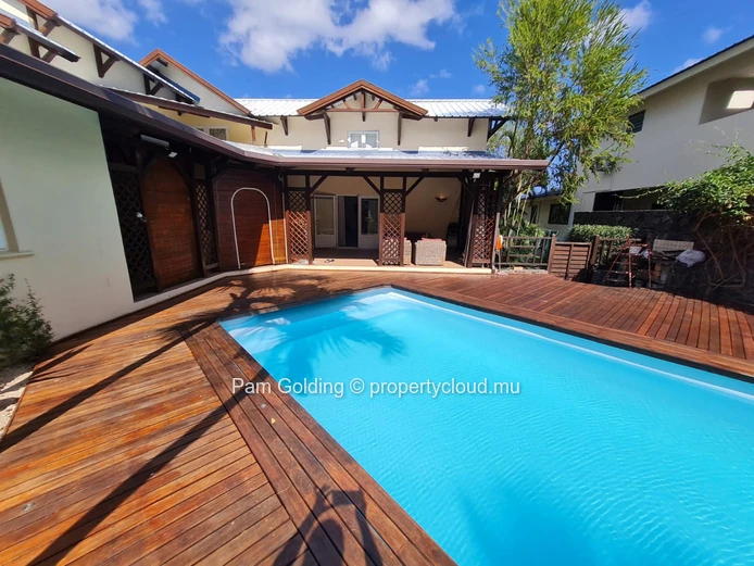 Maison familiale de 4 chambres avec jardin et piscine