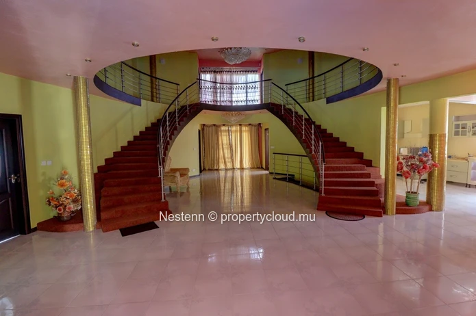 Traditional 5 bedroom house with swimming pool and garden 