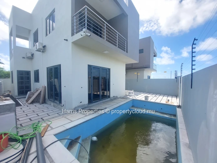 Brand-new modern villa for sale in the heart of Pereybere