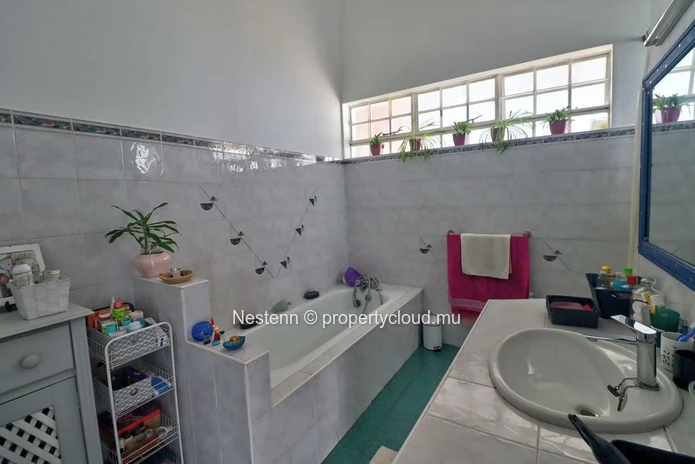 Spacieuse villa traditionnelle en triplex à Sodnac avec 4 chambres, vue sur la mer et la montagne, proche des commodi...
