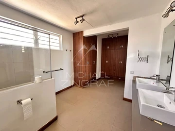 6 Bedroom Villa