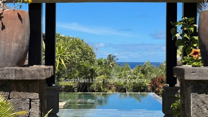 Sea-view villa with beach access
