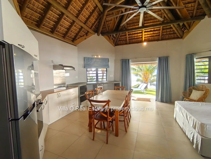 Idéal pour un couple avec adolescent; Splendide pieds dans l'eau de cette villa de 2 chambres en suite en retrait qui...