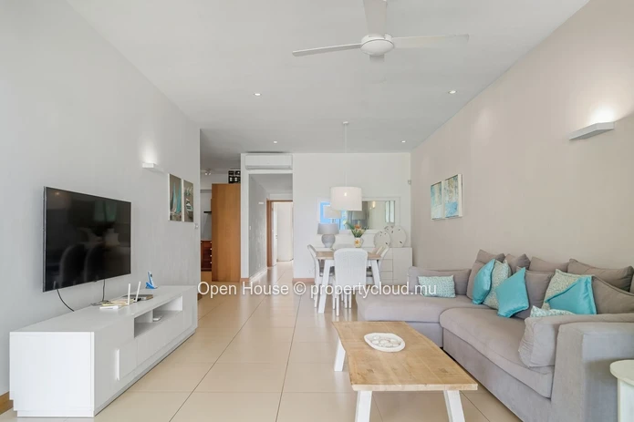 Magnifique appartement pieds dans l'eau, vue féérique sur le lagon de Cap Malheureux et les îles. 3 chambres. Piscine.